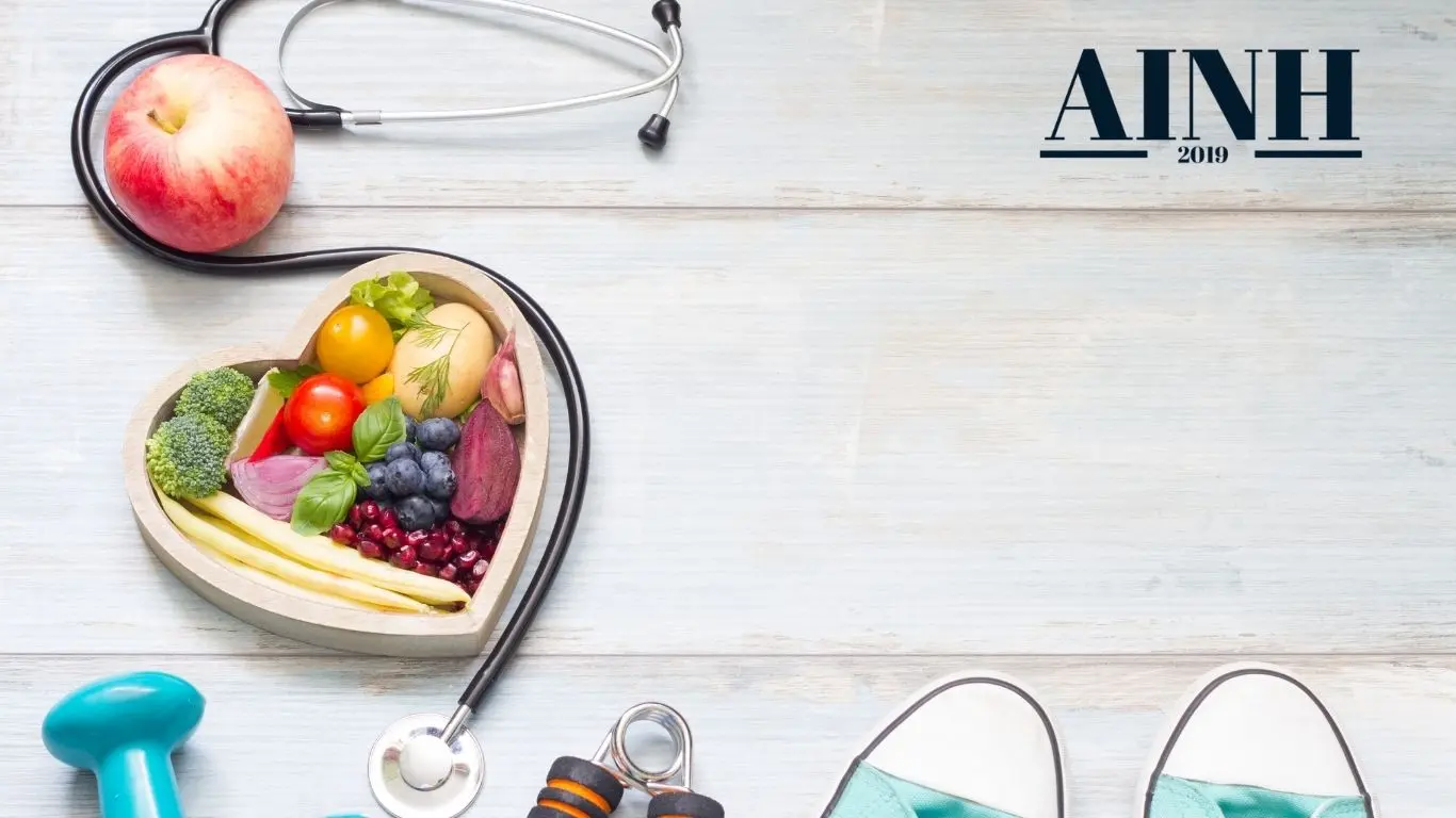 image ou l'on voit des fruits dans un panier en forme de coeur des bouts de beskets et corde pour le sport et le logo AINH