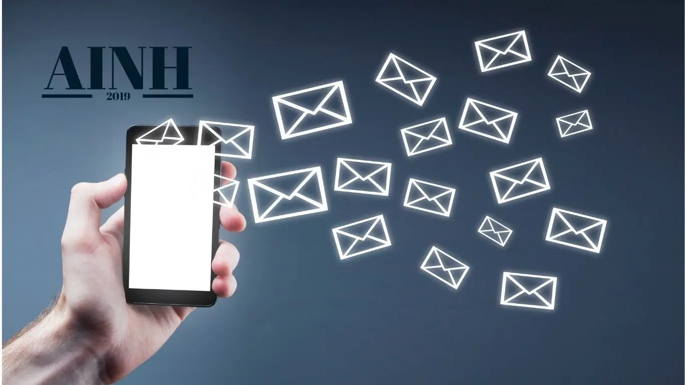 téléphone dans une main et des dessins d'enveloppe qui partent