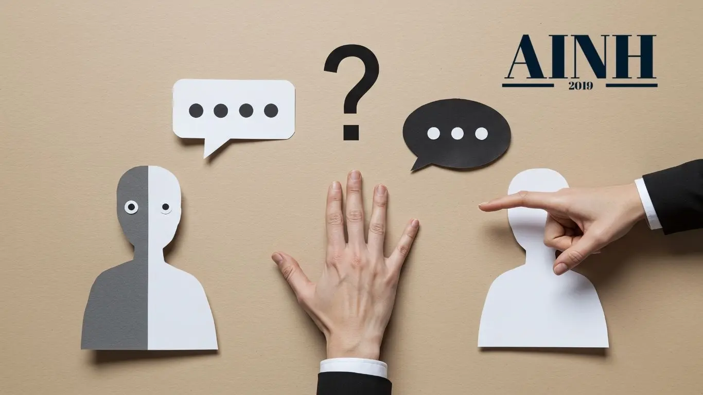 un main en l air et une autre main pointe du doigt avec des formes de deux personnes et bulles question et réponse