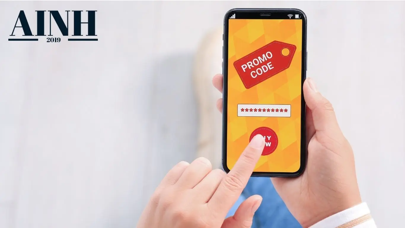 Téléphone dans une main avec ecran ecrit promo code et l autre main appui sur le bouton accès du téléphone 
